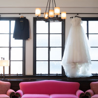 ウェディングドレスとタキシード