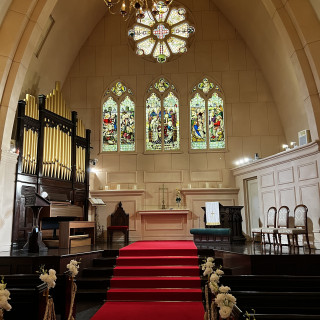 ステンドグラスとパイプオルガン