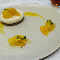 デザートもとても綺麗で美味しかった。