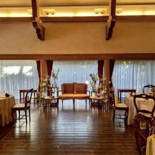 ソファ席と装花