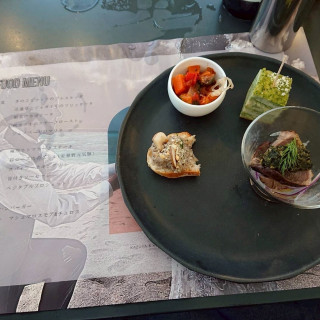 自分たちで作成したテーブルランチョンマットと前菜の料理