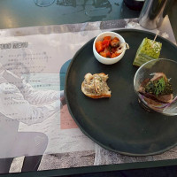 自分たちで作成したテーブルランチョンマットと前菜の料理