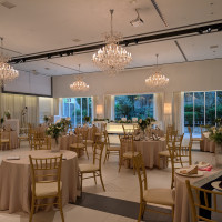 開放感があり、外の景色も楽しめ、明るい雰囲気です。