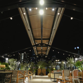 川沿いの夜景の中テラスで挙式を行いました。