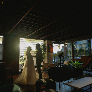 パーティー前の写真撮影時。窓が広く夕景もキレイでした。