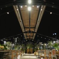 川沿いの夜景の中テラスで挙式を行いました。