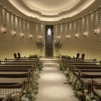 挙式会場。明かりが印象的