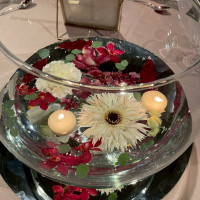 円テーブルにはガラスのボールにお花を浮かべました。