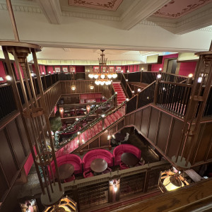 ゲストの待合場にもなる一階部分。
席数も多くゆったり待てる。|783504さんのTHE CONDER HOUSE（ザ・コンダーハウス）の写真(2601197)