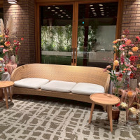 当日の披露宴ソファーとお花の装飾