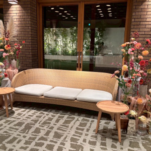 当日の披露宴ソファーとお花の装飾|783537さんのAMANDAN TERRACE ~アマンダンテラス~の写真(2601237)