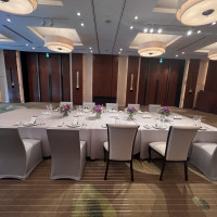 家族や少人数でも使える広々として披露宴会場はポイント高いです