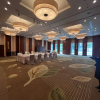 天井が高く広々として自然光も入る披露宴会場。