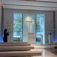 白を基調とした自然光の入るチャペル。