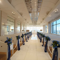 青空を反射する綺麗なチャペル