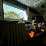 スクリーンはこれくらいの大きさです。