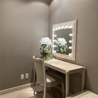 女優ライト付きの鏡台
奥には大きな鏡でドレスをしっかり見れる