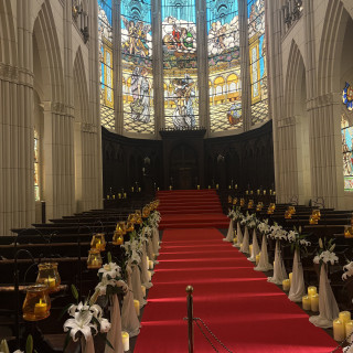 天井の高さとスタンドガラスがとても良かったです。