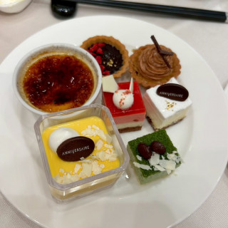 とても様々な種類のデザートがあり、美味しかったです。