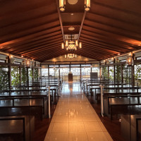 光が差し込む会場