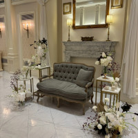 高砂の装花とソファ