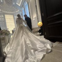 長いトレーンやベールがバージンロードによく合うと思います