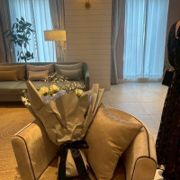 サプライズの大きな花束はロビーに置いてお披露目