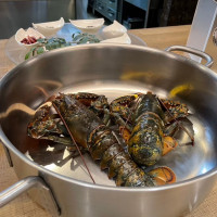 生きたオマール海老を見せてくれました