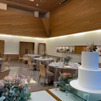 高い天井とウェディングケーキ