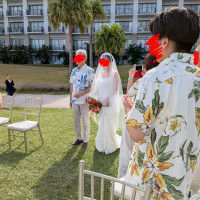 ガーデンウェディング新婦の入場（ベールダウン後）