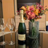 ブーケと、スイートルームに用意されていたシャンパン