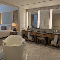 スイートルームの洗面所。ここで化粧など身支度します。