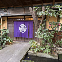 暖簾が素敵です。入ったら靴のまま上がれます。