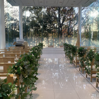 大阪城と緑が見える、自然光が差し込むチャペル