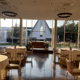 外が見える披露宴会場です。