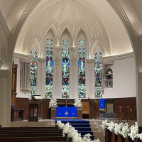 ステンドグラスと青のバージンロードが映えててキレイでした！