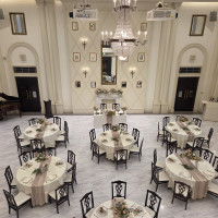 二階の階段から見た披露宴会場。白を基調としており可愛いです