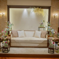 ソファ席。座っていてもドレスが見えるのでオススメ