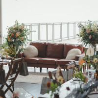 披露宴会場、新郎新婦が座るソファ