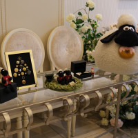 ウェルカムスペースの飾付けをパーティー会場に持ってきてくれた