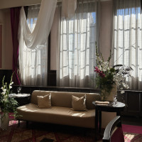 お花は季節の花で控えめに、天井に白い布をかけてもらいました。