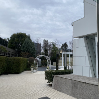 ブーケトスする庭