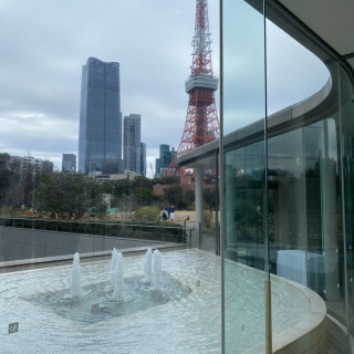 挙式会場へ続くみちからの東京タワー