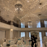 特に天井が高く、シャンデリアが豪華。