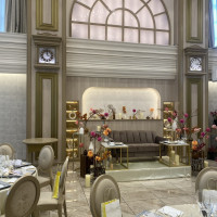 新郎新婦の長椅子は前にテーブルを置くことも可能