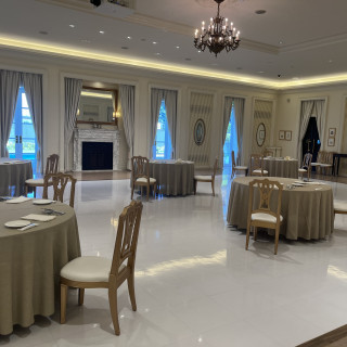 参列者の人数に合わせて丸卓や長卓とどちらでも可能な披露宴会場