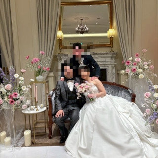 ソファを置いてイメージカラーのお花を飾ってもらフォトスペース