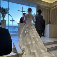 チャペルの大きな窓から海が望めます。