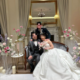 ソファを置いてイメージカラーのお花を飾ってもらフォトスペース