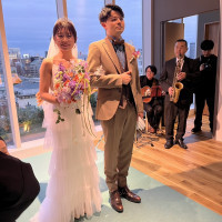 生演奏。ゲストと近い。外見える。12月16時でもギリ明るい。